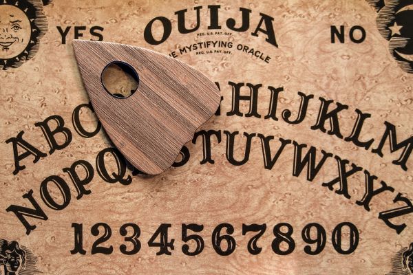 Hexenbrett – Ouijabrett – stellen dem Witchboard Fragen